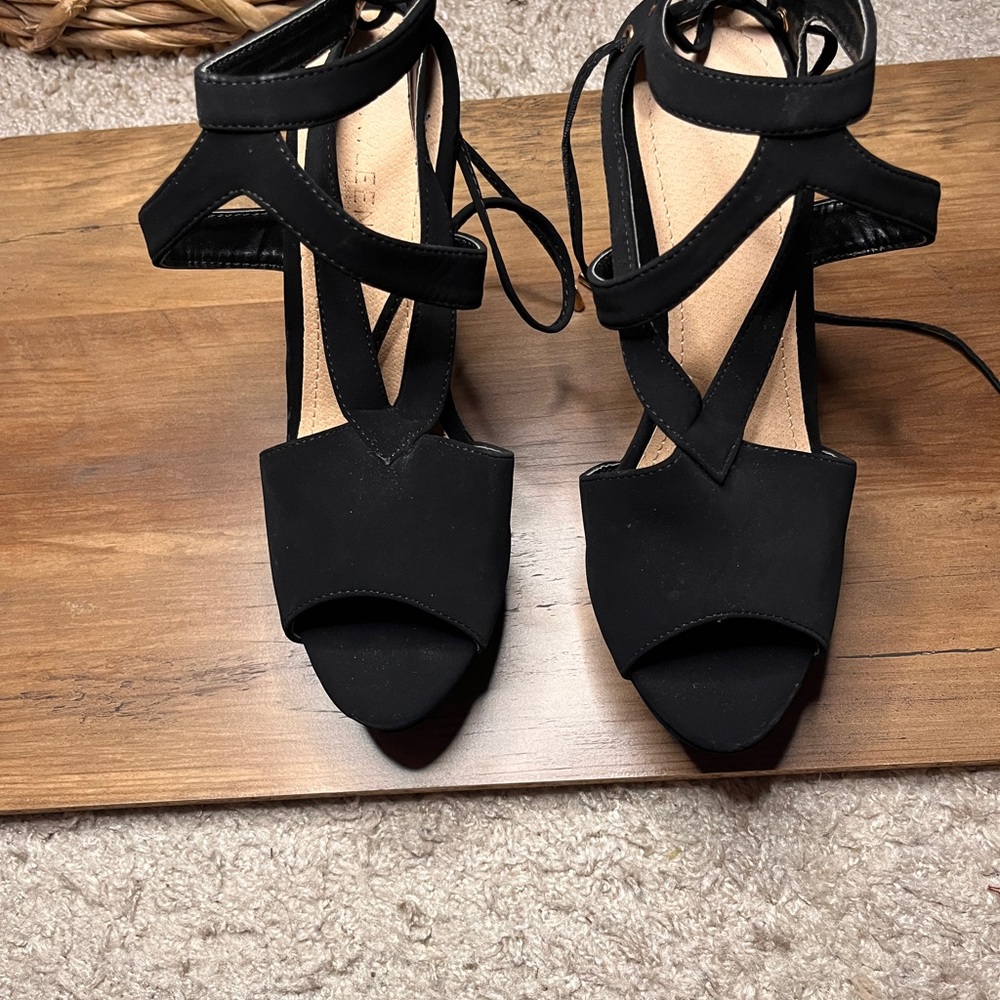 Size 7.5 black gold details